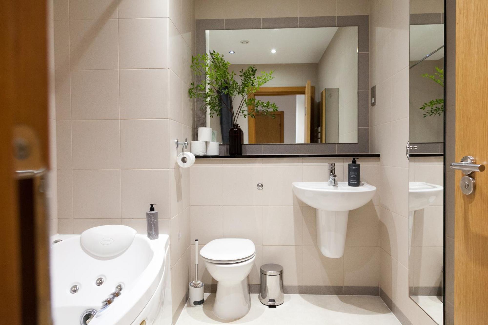 Weekly & Monthly Stays In Penthouse For Contractors Or Leisure Single Or Superking Beds Available Birkenhead Exteriör bild