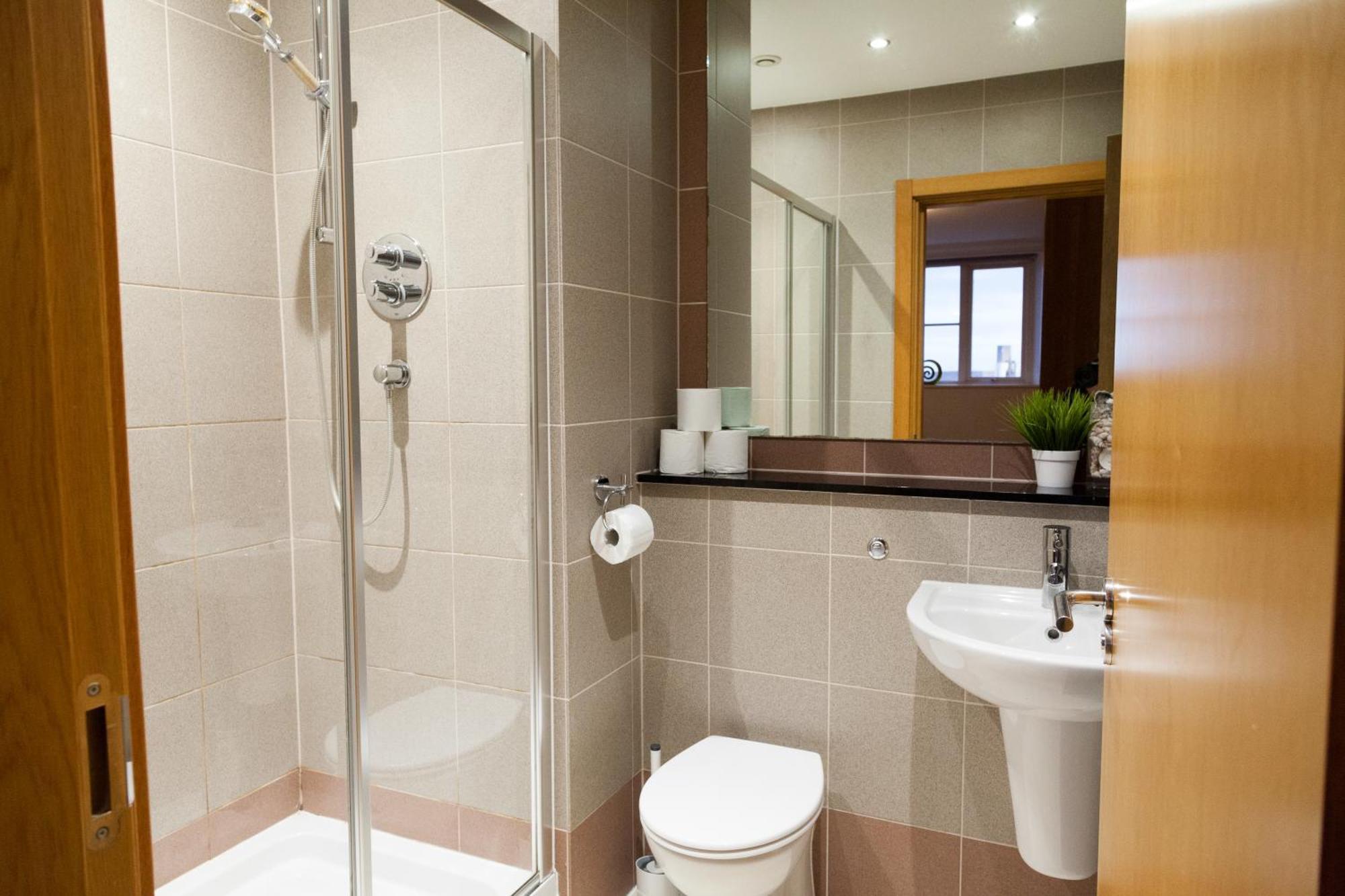 Weekly & Monthly Stays In Penthouse For Contractors Or Leisure Single Or Superking Beds Available Birkenhead Exteriör bild