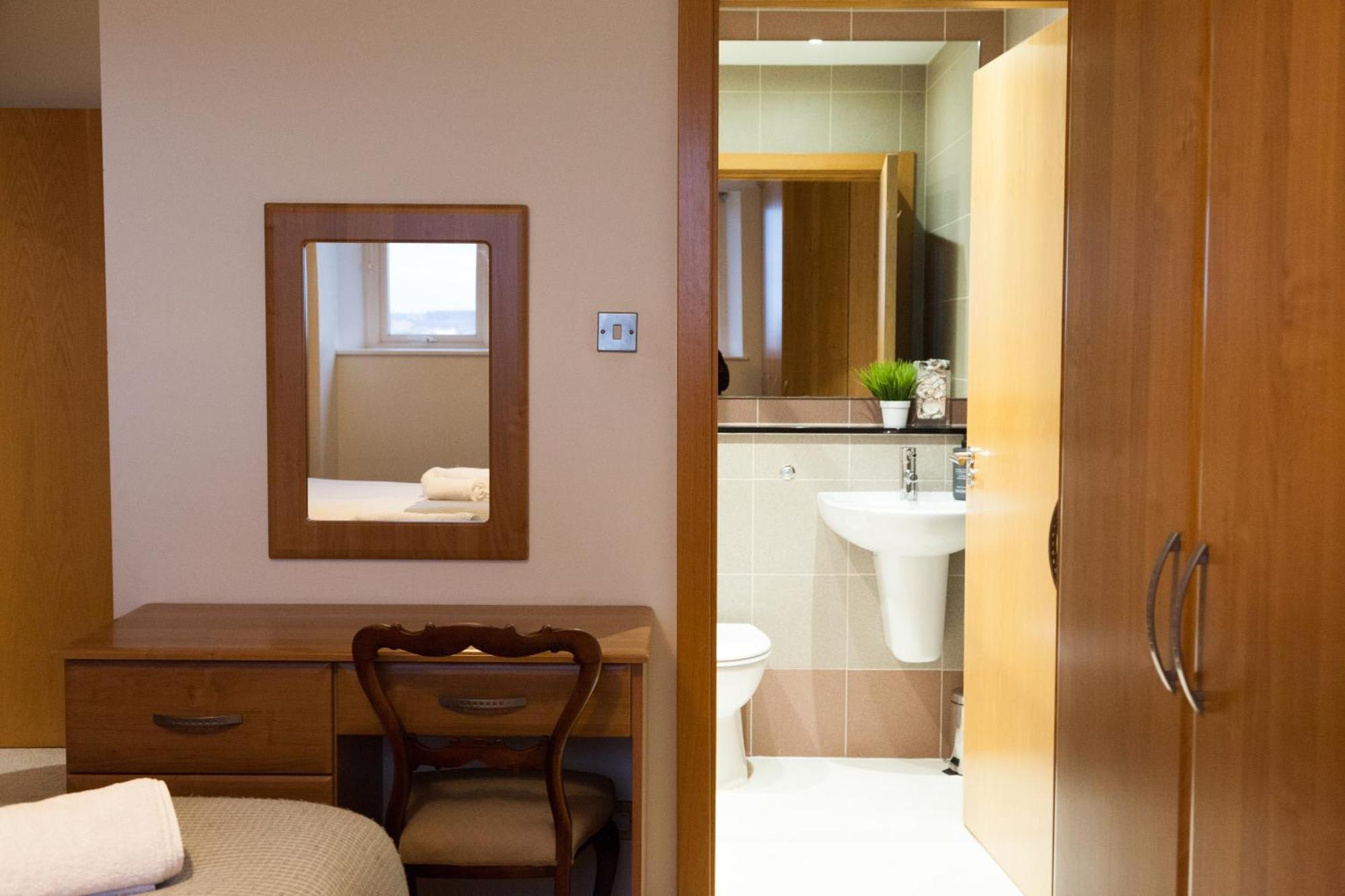 Weekly & Monthly Stays In Penthouse For Contractors Or Leisure Single Or Superking Beds Available Birkenhead Exteriör bild