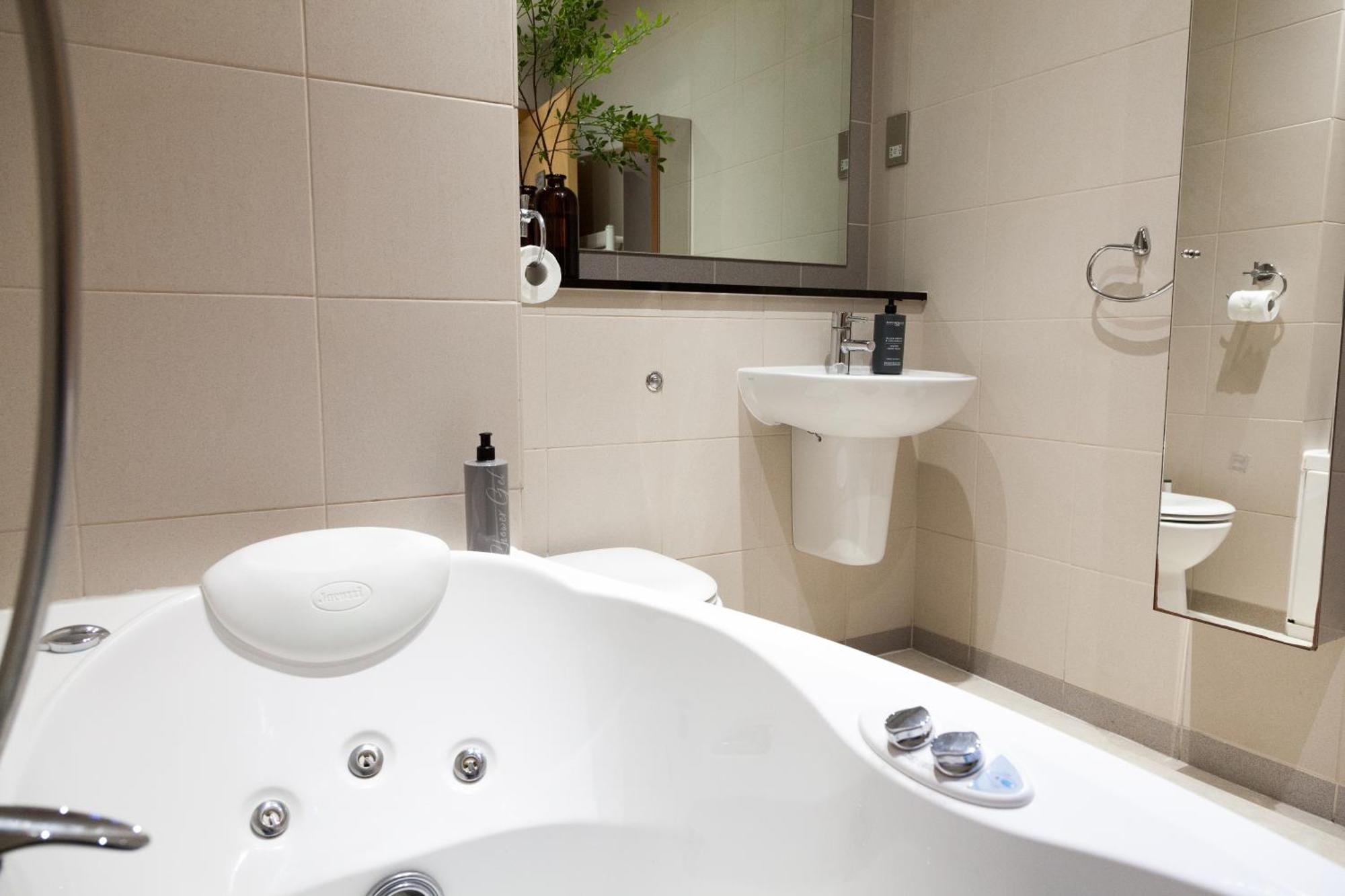 Weekly & Monthly Stays In Penthouse For Contractors Or Leisure Single Or Superking Beds Available Birkenhead Exteriör bild